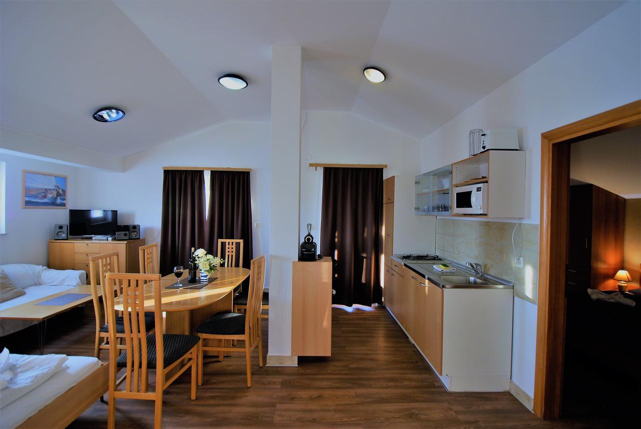 Nautica Apartments Betina  Eksteriør billede